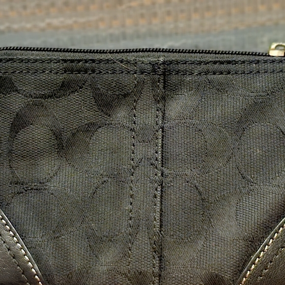 Coach Wristlet ! - Picture 2 of 4